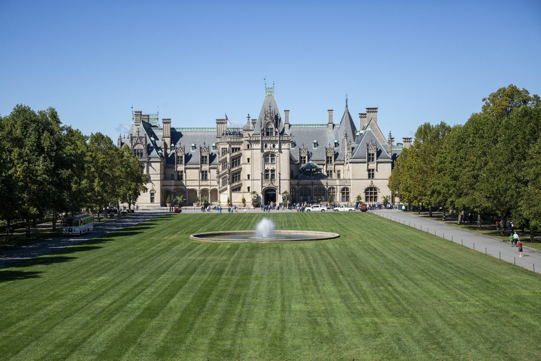 Biltmore Estate and its fountain in Asheville